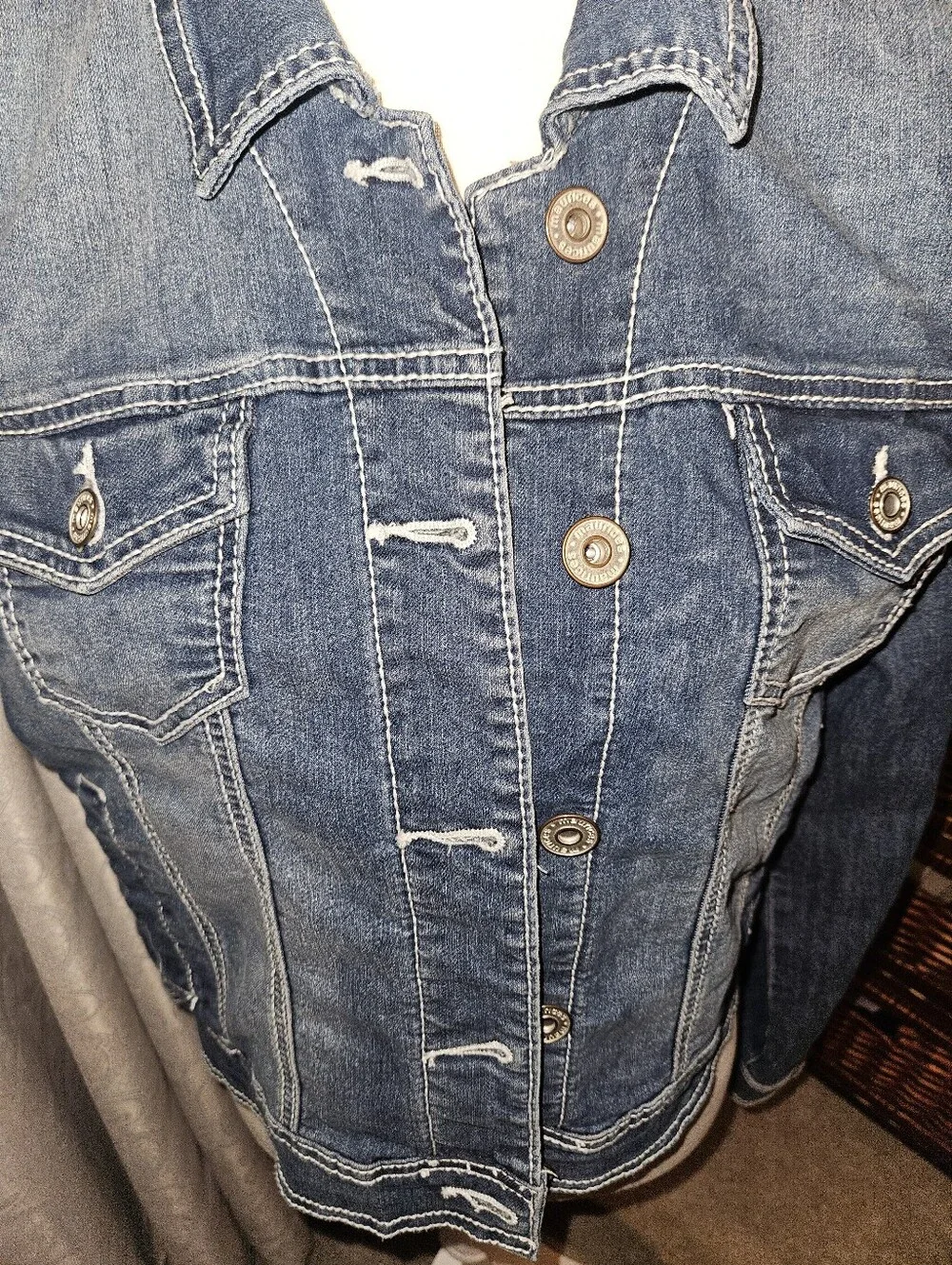 Maurices Medium Wash Denim Jacket in Blue Size 0 - Picture 8 of 9